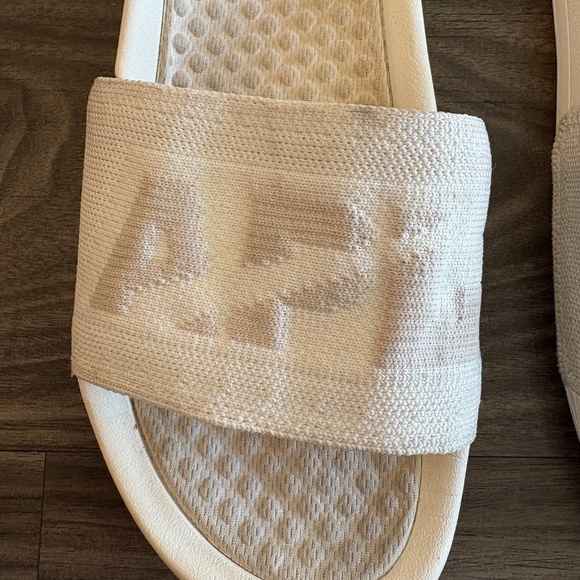 APL Big Logo Techloom Slides White and Tan Size 7 - Picture 5 of 5